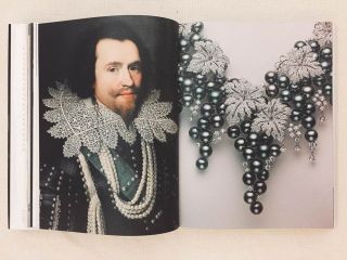 左:英皇詹姆士一世的男寵白金漢公爵一世George Villier穿著綴滿真珠的華服;右:同時來台展出的葡萄系列珍珠項鍊