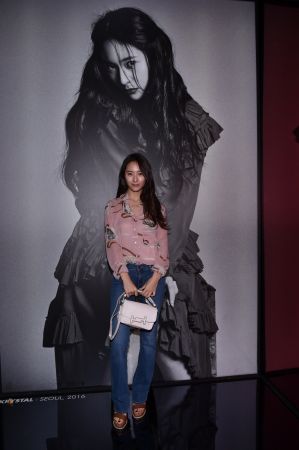 韓國f(x)女團成員Krystal秀出TOD'S 皮革Double T Bag的清麗年輕感