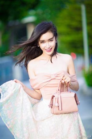 李冰冰粉嫩的紗裙造型,搭配淡粉色的迷你版TOD’S Twist Bag,甜美又優雅
