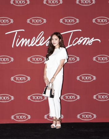 Tiffany一身白身褲裝的造型,搭配三色拼接的迷你版TOD’S Twist Bag,呈現都會摩登的氣勢