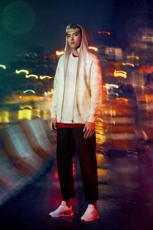吳亦凡穿上adidas Originals XBYO系列服裝與NMD R2 PK鞋款
