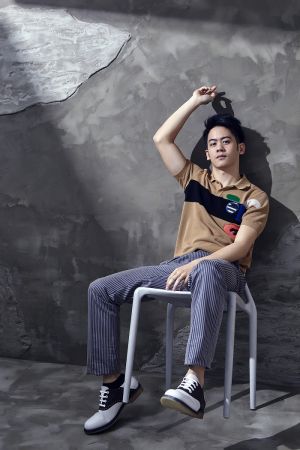 趣味塗鴉 polo 衫、條紋西裝褲,both by Fendi。雙色拼接皮鞋,Bottega Veneta。