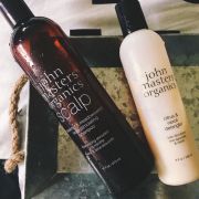 John Masters Organics薄荷繡線菊頭皮洗髮精、柑橘橙花潤髮乳因為出差接觸到John Masters Organics的洗髮產品然後就回不去了。這款是我春夏一定會用的洗髮品,它的薄荷香氣和提振精神,而且可以改善頭皮出油,洗完頭髮充滿空氣蓬鬆感。用完我還會搭配它們的柑橘橙花潤髮乳,頭髮會變得很好整理,一覺醒來頭髮都不會亂翹,是我真心愛用的品牌。推薦者:Marie Claire 採訪編輯 郝慧川