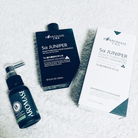 Aromase艾瑪絲 5α捷利爾頭皮淨化液+ 5α高效控油養髮精華液40mL平時對於頭髮護理超懶的我,最近從美容同事那邊得來的養髮秘密武器,兩瓶都是針對頭皮淨化和修護,草本的味道深得我心,吹頭髮時更能感受到使用過後頭皮的清爽和沁涼感,尤其是小瓶的控油養髮精華液,噴在頭皮後稍作按摩就很有感,非常適合油性頭皮的人使用!推薦者:Marie Claire網站編輯Ren