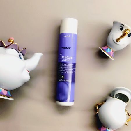 LAKME 矯色洗髮精在夏天水水都有一個漂爆自己頭髮的慾望,可是漂過的頭髮都會很快就褪到金黃金黃的跟稻穗一樣,如果染的顏色比較冷色淺色之類就需要補色,矯色洗髮精是延長冷色調髮色的亮度,它的顏色很嚇人是小時候受傷擦的紫藥水色,沒浮誇真的超紫!記得要讓紫泡泡在頭髮上停留數分鐘再沖掉才有效喔!推薦者:Marie Claire服裝編輯 劉芒
