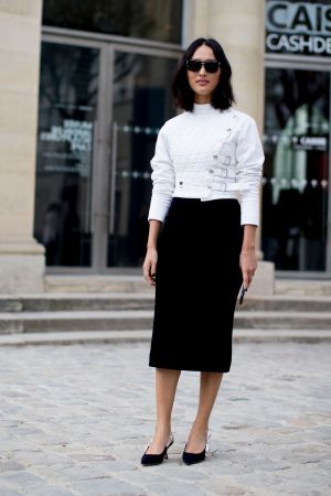 國際知名部落客 Nicole Warne,雙腳踩上J’adior 緞帶尖頭鞋款,淡化上身劍道服輪廓的剛硬感,添份優雅氣質。