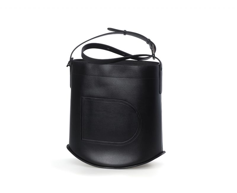 黑色牛皮水桶包,Delvaux。