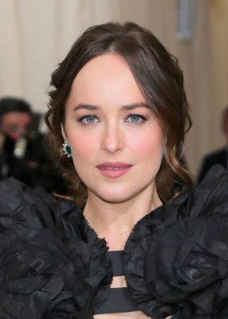Dakota Johnson配戴卡地亞作品出席MET Gala
