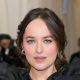 Dakota Johnson配戴卡地亞作品出席MET Gala