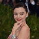 Miranda Kerr配戴卡地亞作品出席MET Gala.