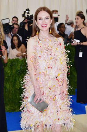 奧斯卡影后茱莉安·摩爾(Julianne Moore)佩戴蕭邦Chopard珠寶,出席紐約大都會博物館時裝晚宴MET Gala