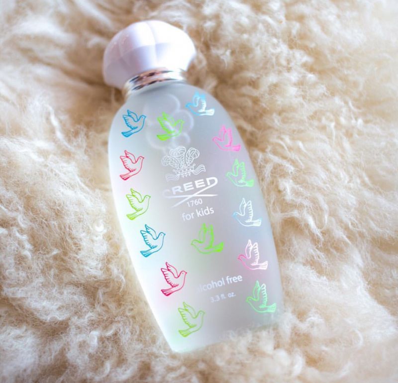 CREED無酒精的香香寶貝,靈感來自全家最被寵愛的人及法國的童話故事書,香甜淡雅的氣味如早晨的陽光,前調是多汁的李子和蘋果,接著是討喜的檸檬及溫暖的玫瑰,後味則是孩子喜愛的香甜葡萄柚,喚醒人世間單純的美好。