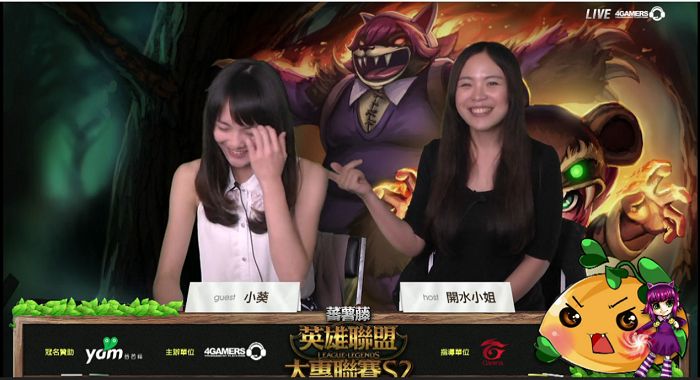 小葵和開水小姐一起在主播檯