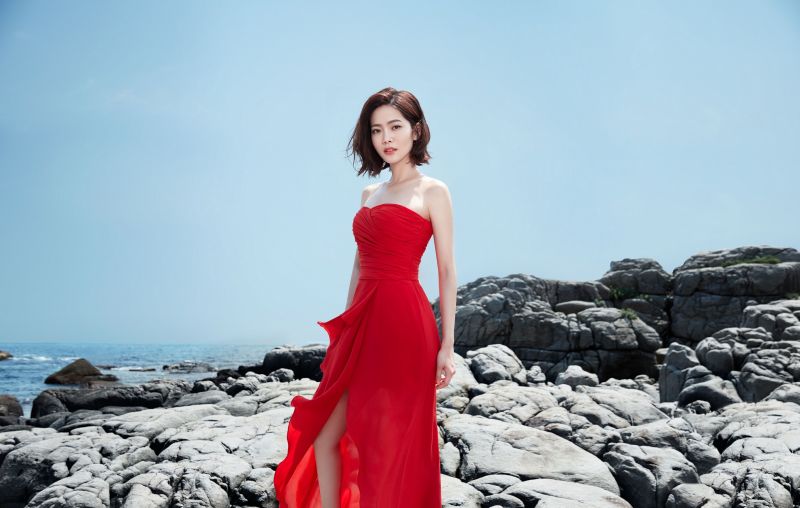 SK-II FACE THE WILD FACE THE CAMERA青春露極限挑戰:曾之喬挑戰在烈日強風的岩岸進行形象照拍攝