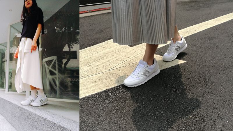 完美氣質、清秀迷人的New Balance MR996專案小編有著一下喜愛甜美、一下喜歡以特殊設計剪裁單品來呈現每日穿搭,但大多偏愛以裙裝來演繹造型,搭配New Balance最經典鞋型之一、同時也能顯得雙足纖細修長的MR996,簡直是絕配!內斂不張揚又流暢的鞋型設計,無論是穿上女生氣息濃厚的棉質洋裝、時尚摩登的銀色百褶裙或是不規則剪裁的設計裙款,也能輕鬆駕馭,讓秀氣造型添加了自我個性主張,想打造清爽迷人的夏日造型就都靠這一款美鞋了!