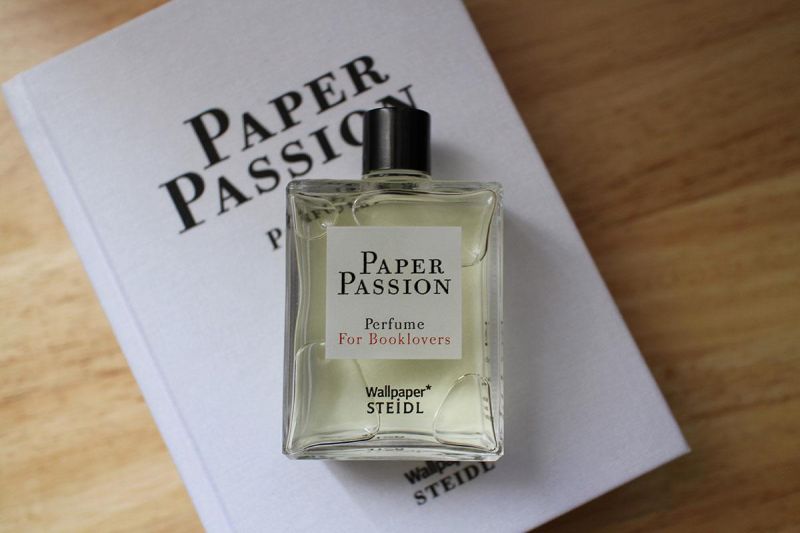 某天香水魔人同事M問我想不想一起買下這瓶Paper Passion時,愛書愛香水的我完全不加思索就喊下單,書香噎~不禁開始期待收到那日。這瓶香水是調香師Geza Schoen與Karl Lagerfeld共同設計的,香水的靈感來自於德國出版商Gerhard Steidl和電影《How to Make a Book with Steidel》,香味是由四、五個複合成分以及木質調,清新的新書香味,就這樣具體呈現了;最值得一提的是,Karl把外包裝設計成一本書,一頁一頁打開後,才能看見香水,整個香水氣味跟主題完全都互相呼應了。書中說到:「剛印好的書的味道可說是全世界最棒的香味」(The smell of a freshly printed book is the best smell in the world)。如果你也同意,也迷戀這樣的書卷味,這瓶必收啊啊啊啊啊啊!推薦者:Marie Claire 美術主編 Sky