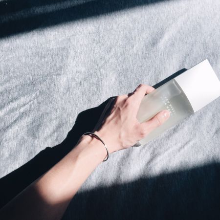 Issey Miyake 一生之水男香一生之水的香氣是循序漸進的,從淡淡的大自然香氣,就像早晨灑進屋內的陽光,中味轉為有點溫暖的木質氣味,最後到有點性感的麝香,慢慢地變化,慢慢地讓人愛上。推薦者:Marie Claire 採訪編輯 郝慧川
