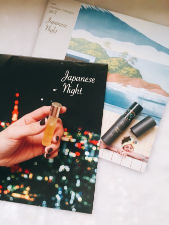 uka2017限定「東京之夜」Japanese Night 香氛保養精油儘管定調為80年代繁華迷離的東京之夜,這小小一罐的指緣油不誇張,在繁忙生活之餘,能帶給我無窮大的心靈沉澱與能量,由穗檀香木、廣藿香、北非阿特拉斯雪松匯集成的木香調是主軸,就像是踏入老宅裡,遊走在陳舊的書櫃間,讓人想靜靜品味,而辛香調的丁香花苞、疊著乳香、甜橙、香豆莢甜香調,把陳舊的霉味稍稍緩融些,呈現得是溫暖、療癒人心的氣息。推薦者:Marie Claire 數位美容主編fish