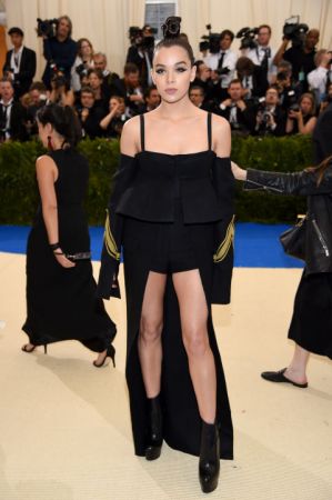 Hailee SteinfeldIn Vera Wang