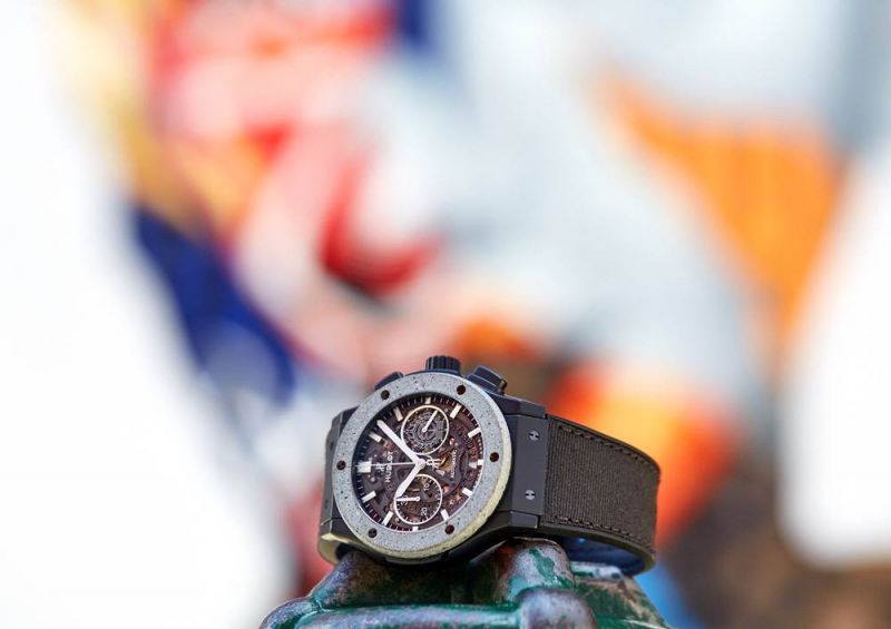 HUBLOT Classic Fusion都市叢林計時腕錶,黑色紡織纖維錶帶款情境圖
