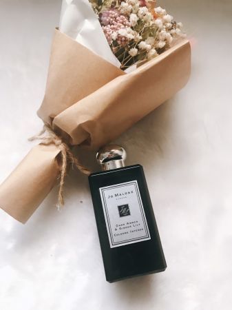 輕盈卻不失厚度,冰雪聰明中還有一點世故的味道。喜歡Jo Malone London黑瓶中這罐黑琥珀與野薑花的香味,有日本香道儀式中被視為瑰寶的迦邏木、馥郁細緻的琥珀和黑蘭花,性感卻十分潔浄,據說是黑瓶銷售第一名。心情煩躁時噴上它,有一股安定的作用、下班前噴上它,卻又散發神祕的氣息~近期最愛。推薦者:Marie Claire資深美容健康編輯 小米