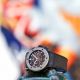 HUBLOT Classic Fusion都市叢林計時腕錶,黑色紡織纖維錶帶款情境圖