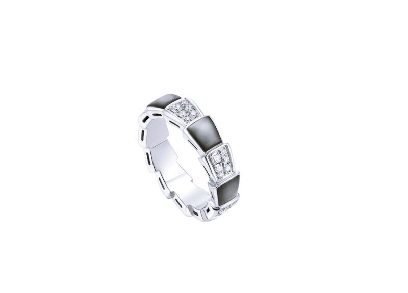AN857900_BVLGARI SERPENTI VIPER RING 白K金珍珠母貝鑽石戒指,參考價格 約新台幣142,700元
