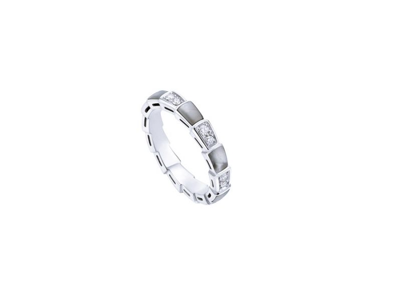 AN857934_BVLGARI SERPENTI VIPER RING 白K金珍珠母貝鑽石戒指,參考價格 約新台幣107,000元