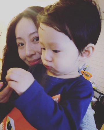 「百般無聊的你會摸摸我的眼睛,鼻子,嘴唇,頭髮,一遍又一遍...」