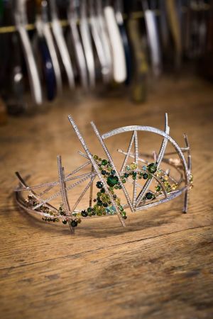 「眩彩花園」冠冕,Scott Armstrong 為 Chaumet 設計的作品,2017年。Chaumet 邀請倫敦聖馬丁珠寶設計學生參與「21世紀的冠冕」設計競賽,此為冠軍作品,是本次展覽的壓軸。