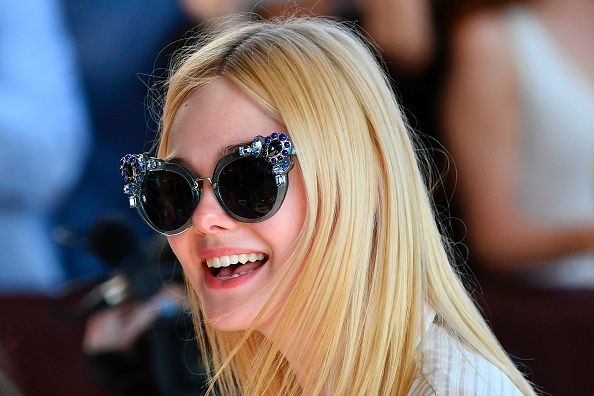 Elle Fanning.華麗的大墨鏡是點亮簡約造型的關鍵