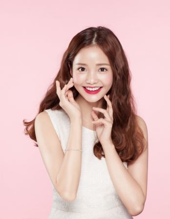 I'M MEME我愛氣墊超霧唇的代言人是韓流新星甜姐兒夏沇秀 (Ha Yeon-soo),示範001 Dangerous Red正紅氣勢。