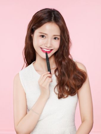 I'M MEME我愛氣墊超霧唇的代言人是韓流新星甜姐兒夏沇秀 (Ha Yeon-soo),示範001 Dangerous Red正紅氣勢。