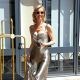 Eva Herzigova香檳金的貼身禮服穿出隨興性感的氛圍, 好適合夏天