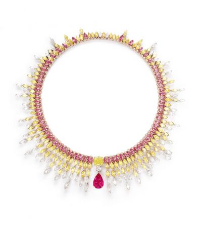 Piaget Sunlight Journey頂級珠寶系列項鍊18K紅金、玫瑰金及鉑金材質,鑲嵌單顆來自坦桑尼亞梨形切割紅色尖晶石(約10.09 克拉)、單顆枕型切割黃鑽(FVY-VS2) (約6.63 cts)、單顆明亮式切割美鑽(F-VVS2) (約0.80 cts),及紅色尖晶石、黃鑽與美鑽
