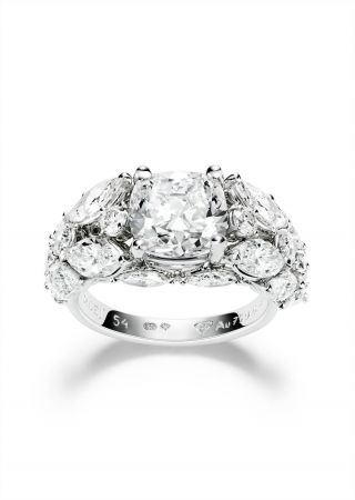 Piaget Limelight Rose Passion指環18K 白金鑲飾單顆枕形美鑽(約重3.08克拉)、8顆圓形切割美鑽(約重0.68克拉)及12顆馬眼形切割美鑽(約重2.44克拉)4顆梨形切割美鑽(約重0.50克拉)台幣參考售價8,800,000