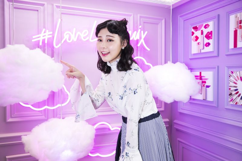 連應邀參加的部落客紀卜心、張香香、金老佛爺,在被專業彩妝師化好專屬客製妝容後,都忍不住大拍特拍起來!