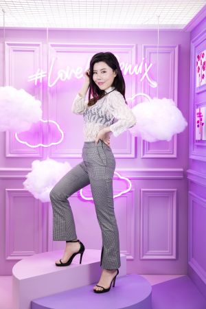 連應邀參加的部落客紀卜心、張香香、金老佛爺,在被專業彩妝師化好專屬客製妝容後,都忍不住大拍特拍起來!