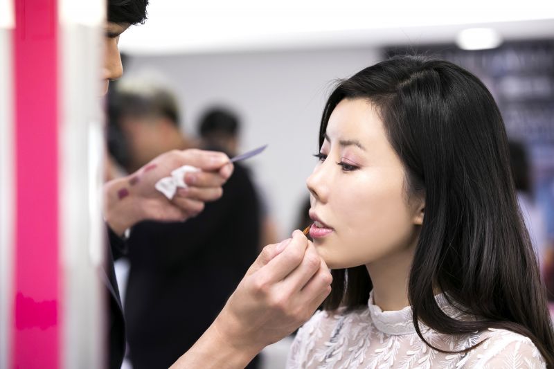 雅詩蘭黛專業彩妝師會依照每個女生的五官特色,替妳描繪出今年最大勢的混搭唇妝與嘗試不同眉妝,讓妳和夢幻場景合照起來更耀眼。