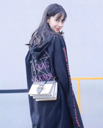 Angelababy肩背Prada Cahier金屬鑲邊包$100,500