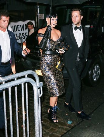 Katy Perry手持 Prada天鵝絨Cahier$100,500