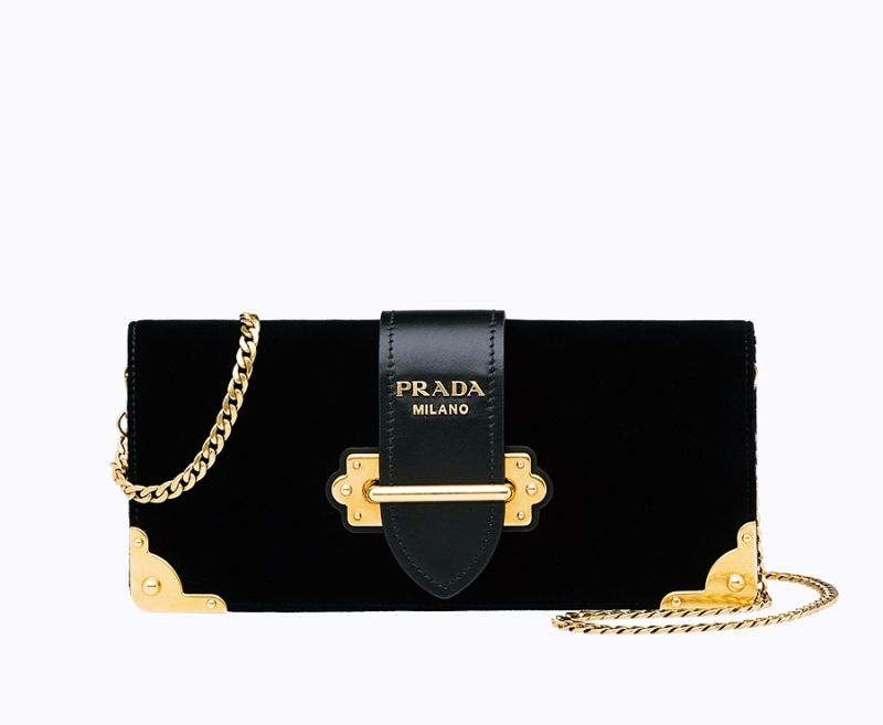 Prada 天鵝絨金屬鏈袋Cahier 包$ 76,500