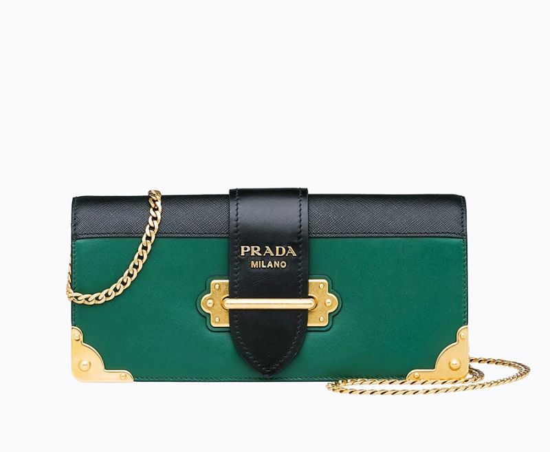 Prada 天鵝絨金屬鏈袋Cahier 包$ 76,500