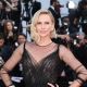 莎莉賽隆Charlize Theron佩戴蕭邦珠寶Garden of Kalahari系列獲取自公平採礦之18K白金鑲嵌梨形切割25克拉與心型鑲嵌26克拉鑽石耳環、獲取自公平採礦之同系列18K白金鑽石手環、搭配同系列鑽石腕錶以及同系列鑽石戒指。(5/25 Updated)