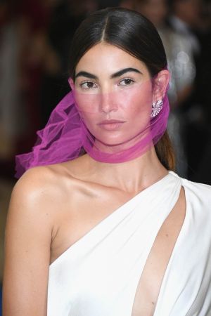 名模Lily Aldridge 配戴寶格麗Heritage 古董系列耳環及Divas' Dream頂級珠寶戒指