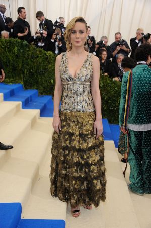 布麗拉森(Brie LARSON)穿著香奈兒2016/17 PARIS COSMOPOLITE巴黎大都會工坊系列– 金色絲質刺繡上衣搭配金色羽飾刺繡烏干紗長裙(Look 58)香奈兒高級珠寶– Perles Chaînes耳環:18K黃金鑲嵌鑽石、養珠及寶石– Coco Crush戒指:18K Beige米色金及18K黃金鑲嵌鑽石