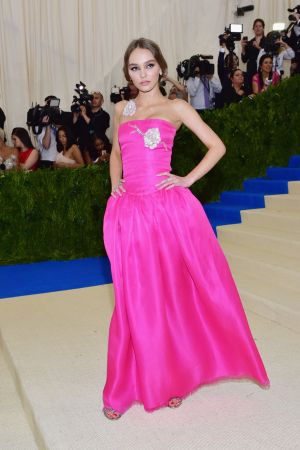 莉莉蘿絲戴普(Lily-Rose DEPP)穿著香奈兒2000年春夏高級訂製服系列– 亮片花紋刺繡桃紅色綢緞馬甲式洋裝(Look 52)香奈兒高級珠寶– Bouton de Camélia耳環:18K白金鑲嵌鑽石– Deux Étoiles戒指:18K白金鑲嵌鑽石– Ruban戒指:18K白金鑲嵌鑽石及粉紅藍寶石