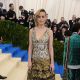 布麗拉森(Brie LARSON)穿著香奈兒2016/17 PARIS COSMOPOLITE巴黎大都會工坊系列– 金色絲質刺繡上衣搭配金色羽飾刺繡烏干紗長裙(Look 58)香奈兒高級珠寶– Perles Chaînes耳環:18K黃金鑲嵌鑽石、養珠及寶石– Coco Crush戒指:18K Beige米色金及18K黃金鑲嵌鑽石