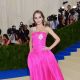 莉莉蘿絲戴普(Lily-Rose DEPP)穿著香奈兒2000年春夏高級訂製服系列– 亮片花紋刺繡桃紅色綢緞馬甲式洋裝(Look 52)香奈兒高級珠寶– Bouton de Camélia耳環:18K白金鑲嵌鑽石– Deux Étoiles戒指:18K白金鑲嵌鑽石– Ruban戒指:18K白金鑲嵌鑽石及粉紅藍寶石