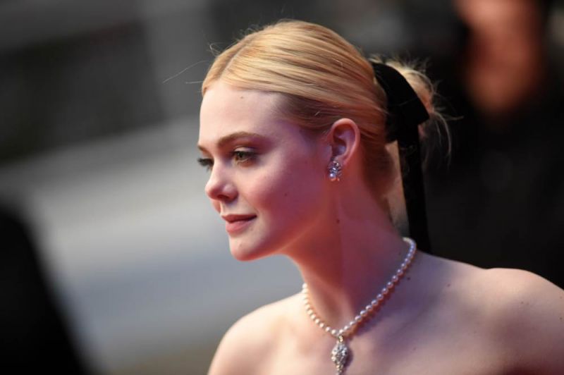艾兒芬妮 (Elle Fanning) 配戴香奈兒高級珠寶,出席由蘇菲亞柯波拉執導的《魅惑 The Beguiled》電影坎城首映紅毯。(5/26 Updated)